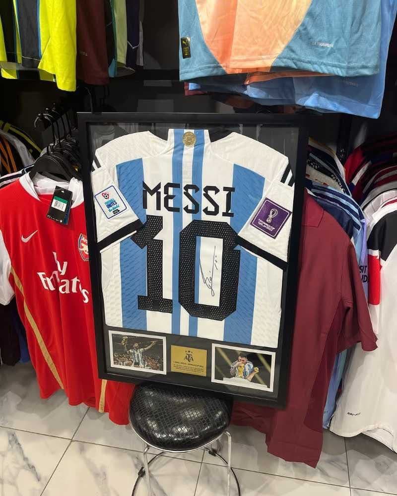 برواز قميص ميسي كاس العالم 2022 بالتوقيع الخاص بميسي