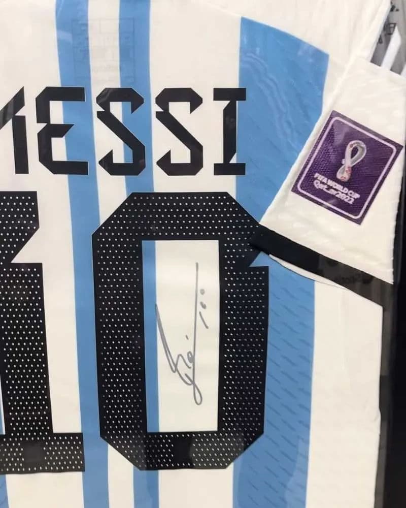 برواز قميص ميسي كاس العالم 2022 بالتوقيع الخاص بميسي